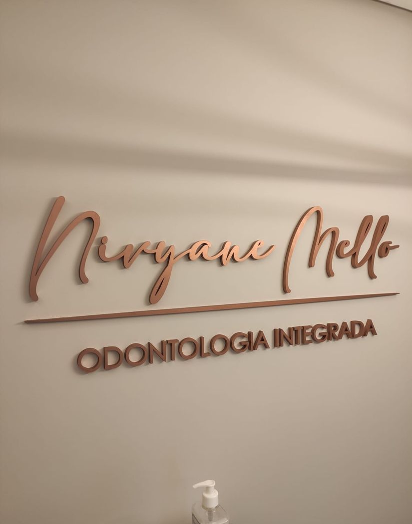 Logotipo Nirvane Mello Odontologia em acrílico com pintura rosé